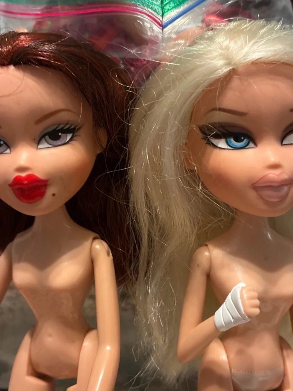 Set of Two Bratz Fashion Dolls - Cloe and roxxi